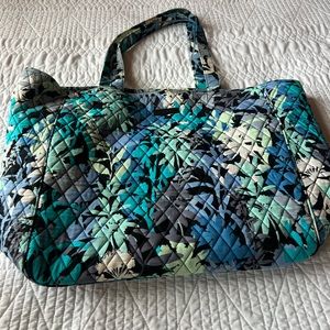 Beautiful medium duffel bag in good condition.